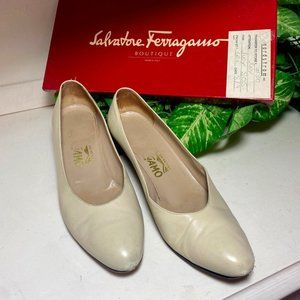 Salvatore Ferragamo vintage Leather beige pumps